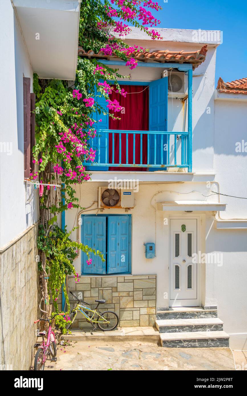 Blick auf bunte Häuser, Skopelos-Stadt, Skopelos-Insel, Sporaden-Inseln, griechische Inseln, Griechenland, Europa Stockfoto