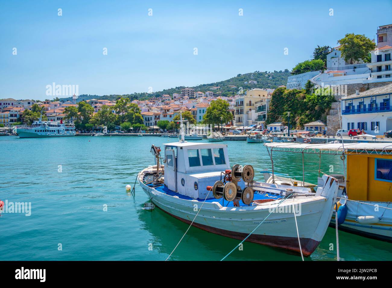 Blick auf die Stadt mit Blick auf den Hafen, Skopelos-Stadt, Skopelos-Insel, Sporaden-Inseln, griechische Inseln, Griechenland, Europa Stockfoto