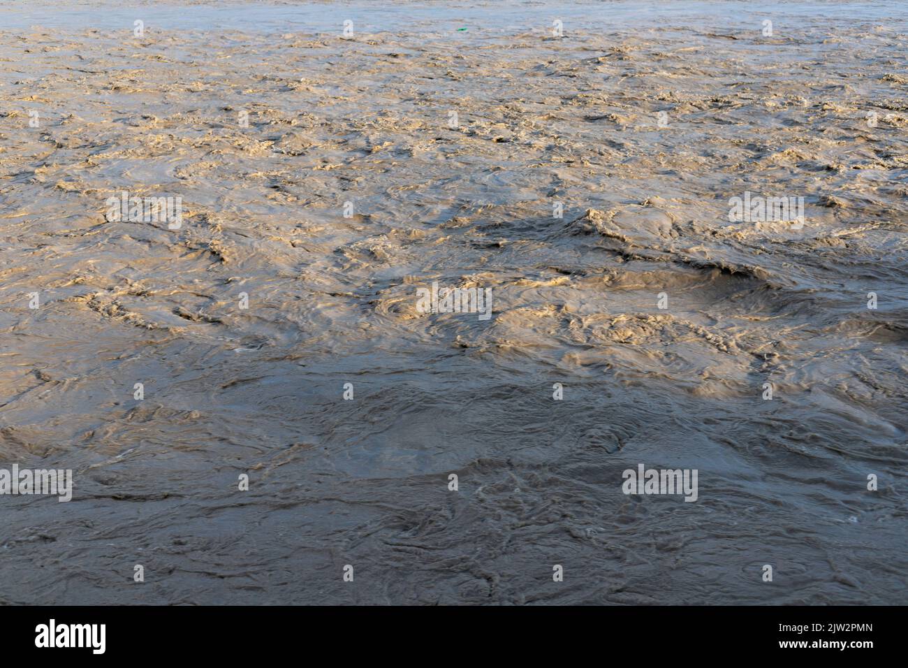 Der Klimawandel und die globale Erwärmung verursachen in der Monsunsaison schwere Überschwemmungen Stockfoto