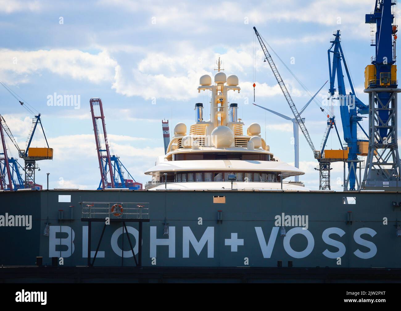 Hamburg, Deutschland. 01. September 2022. Die Mega-Yacht 'Dilbar' liegt ...