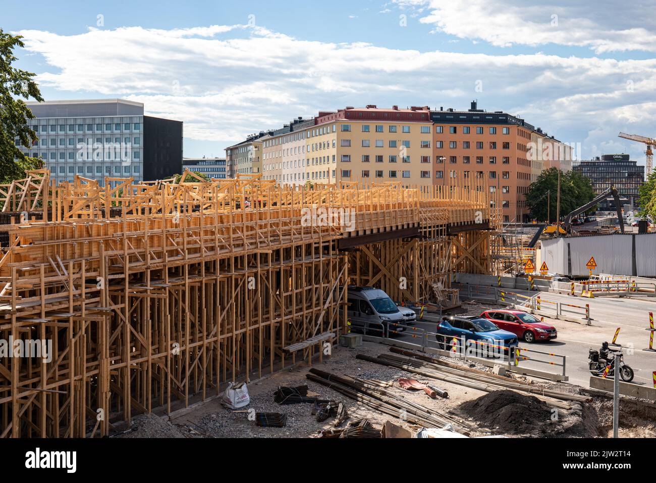 Uusi Näkinsilta Fußgängerbrücke über Sörnäisten rantatie wird im finnischen Hakaniemi-Bezirk in Helsinki gebaut Stockfoto