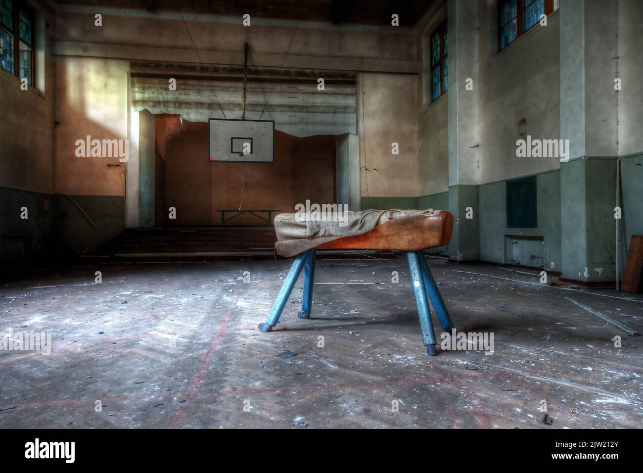 Frankreich - Mai 09,2013: Verlassene Sporthalle mit einem Pauschenpferd in einer verlassenen Schule Stockfoto