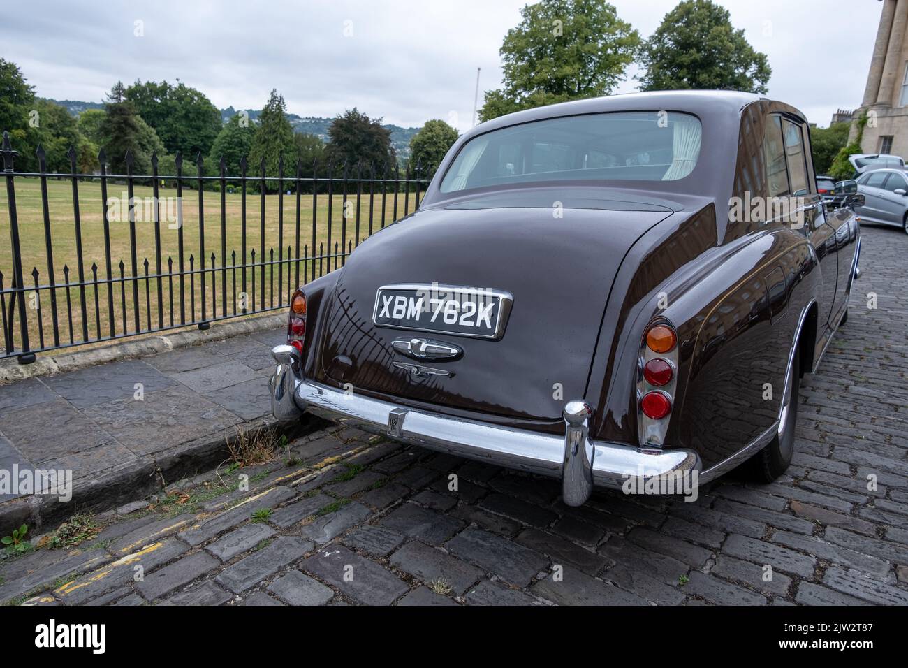 1972 Rolls Royce Phantom VI geschlossene Limousine vor dem Royal Crescent, Bath, Großbritannien (Aug22) Stockfoto