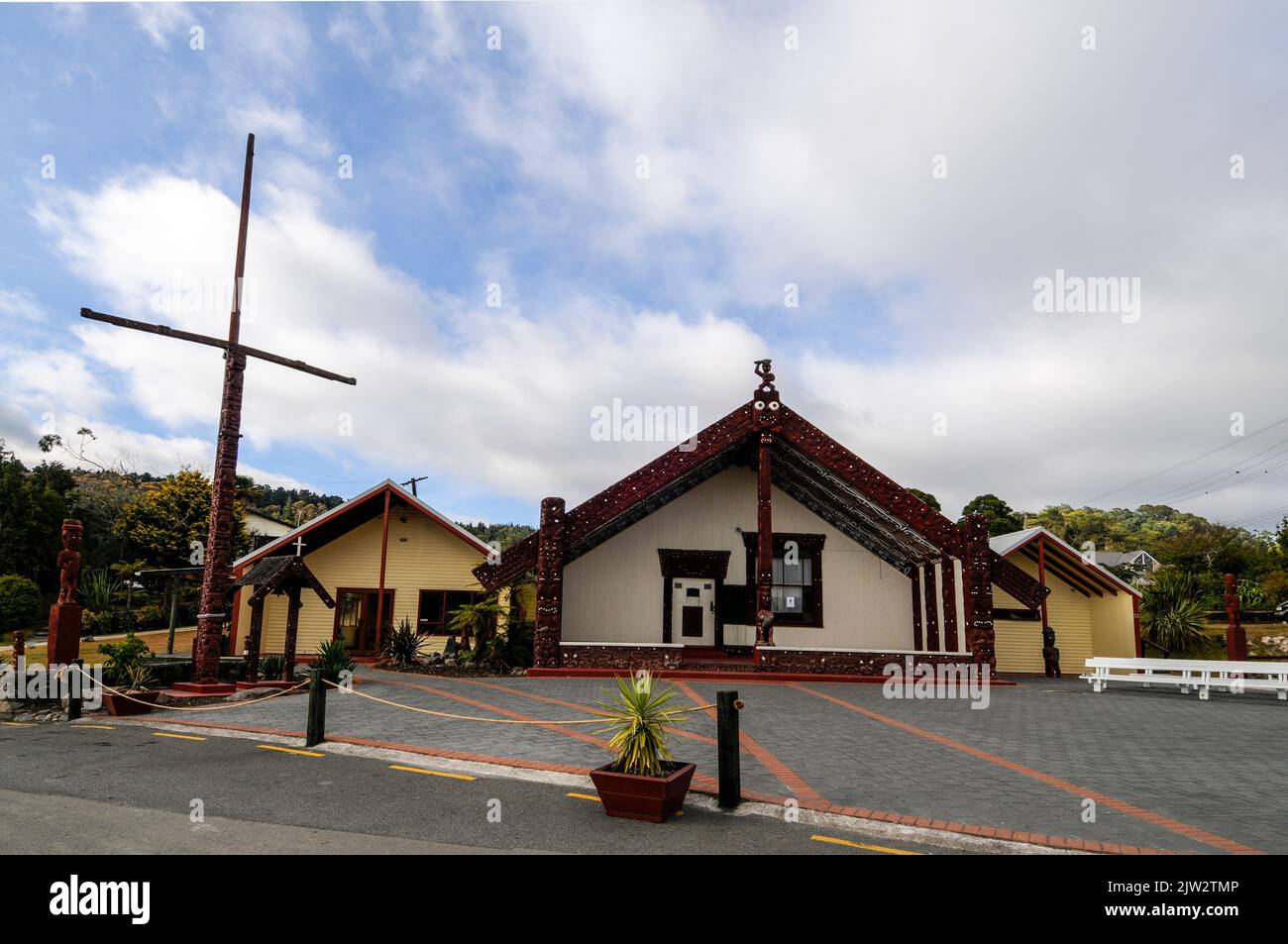 Das Wahiao (Meeting House) befindet sich im einzigen lebenden Maori-Dorf Neuseelands und liegt im geothermischen Whakarewarewa in der Bay of Plenty reg Stockfoto