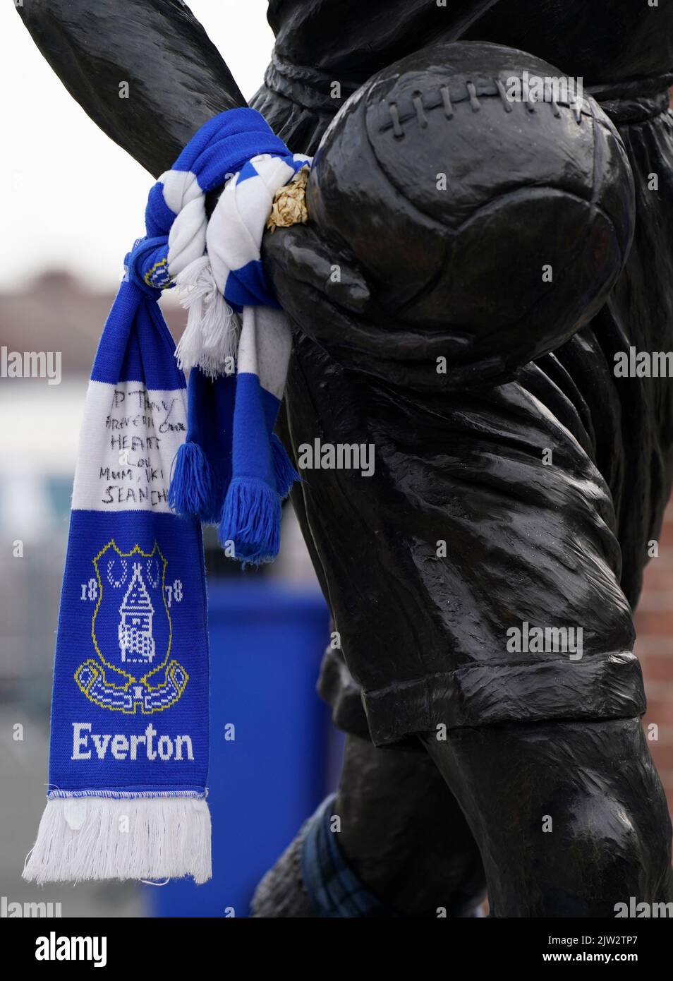 Liverpool, Großbritannien. 3.. September 2022. Everton-Schal, der während des Premier League-Spiels im Goodison Park, Liverpool, an der Statue von Dixie Dean befestigt wurde. Bildnachweis sollte lauten: Andrew Yates / Sportimage Kredit: Sportimage/Alamy Live News Stockfoto