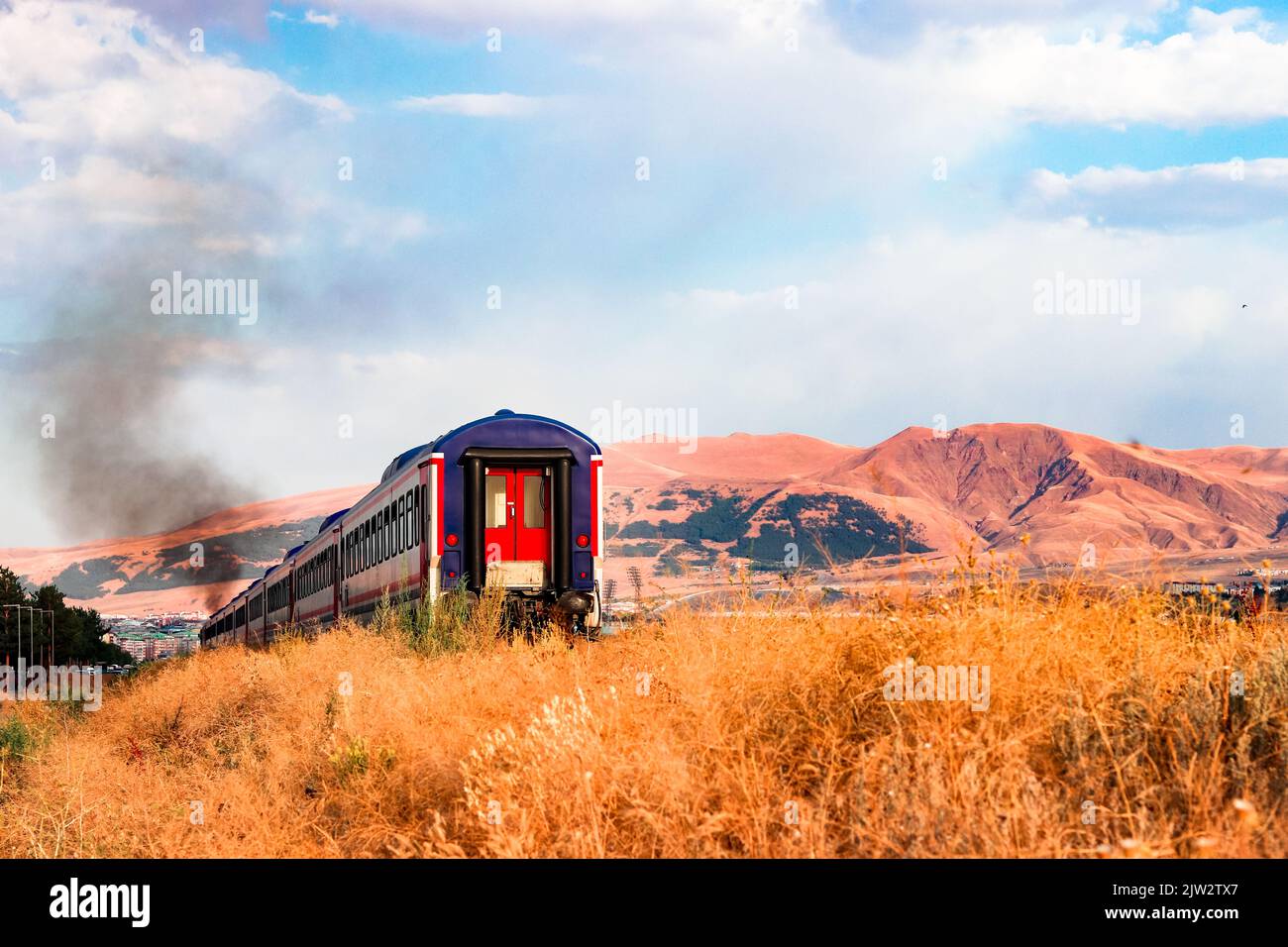 Doğu Express (türkisch: Doğu Express) ist ein Nachtzug der türkischen Staatsbahnen. Palandöken im Hintergrund. Stockfoto