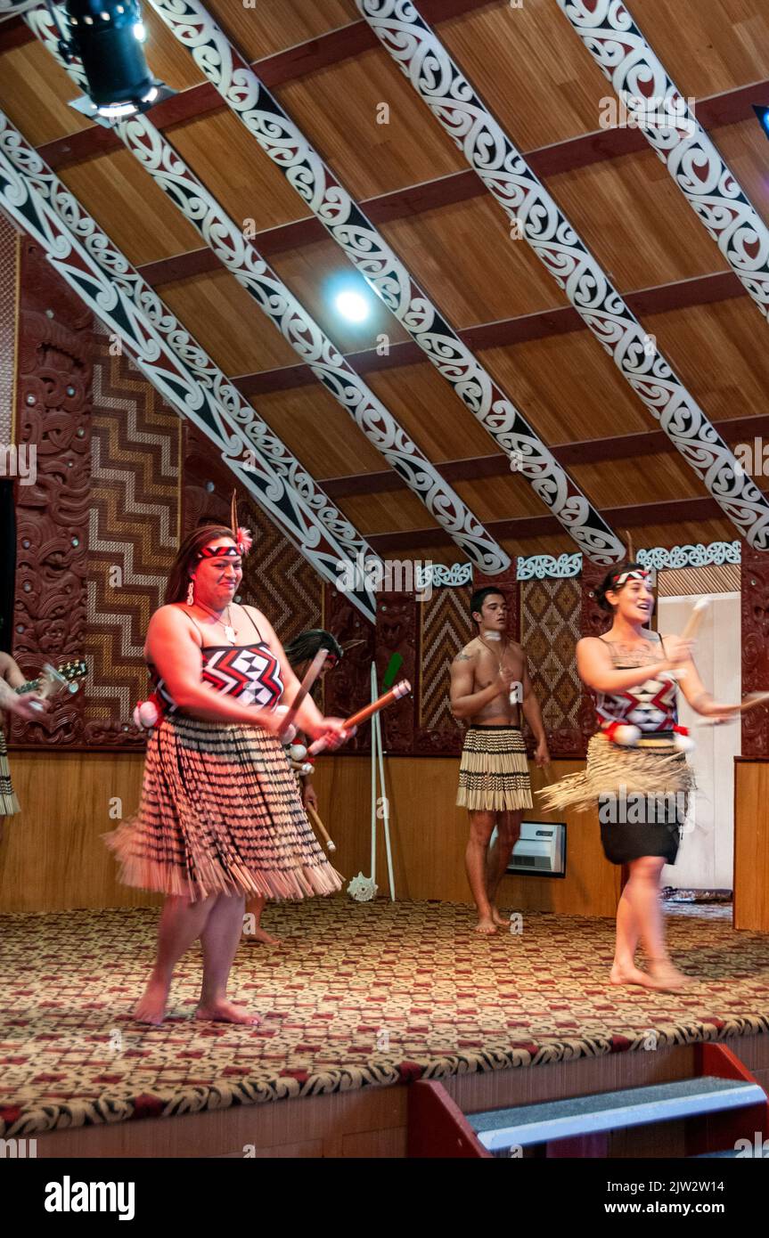 Tamaki Maori gibt einen kulturellen Tanz auf der Bühne im Wharenui (Maori Meeting House) zum Wohle der Besucher im Te Puia Whakarewarewa Stockfoto