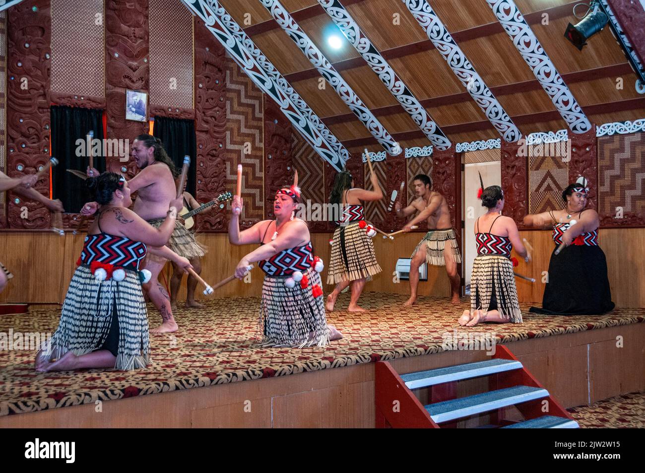 Tamaki Maori gibt einen kulturellen Tanz auf der Bühne im Wharenui (Maori Meeting House) zum Wohle der Besucher im Te Puia Whakarewarewa Stockfoto