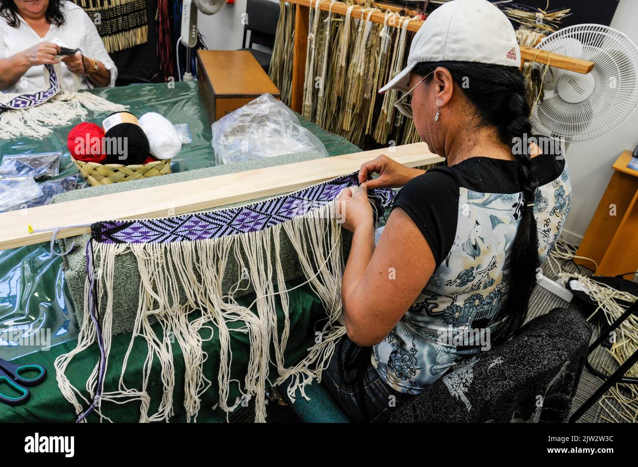 Handgewebte Maori-Kleidung mit Materialien aus dem Land am Te Puia Maori Arts and Crafts Institute innerhalb von Whakarewarewa in Rotorua auf der Nordinsel in Stockfoto