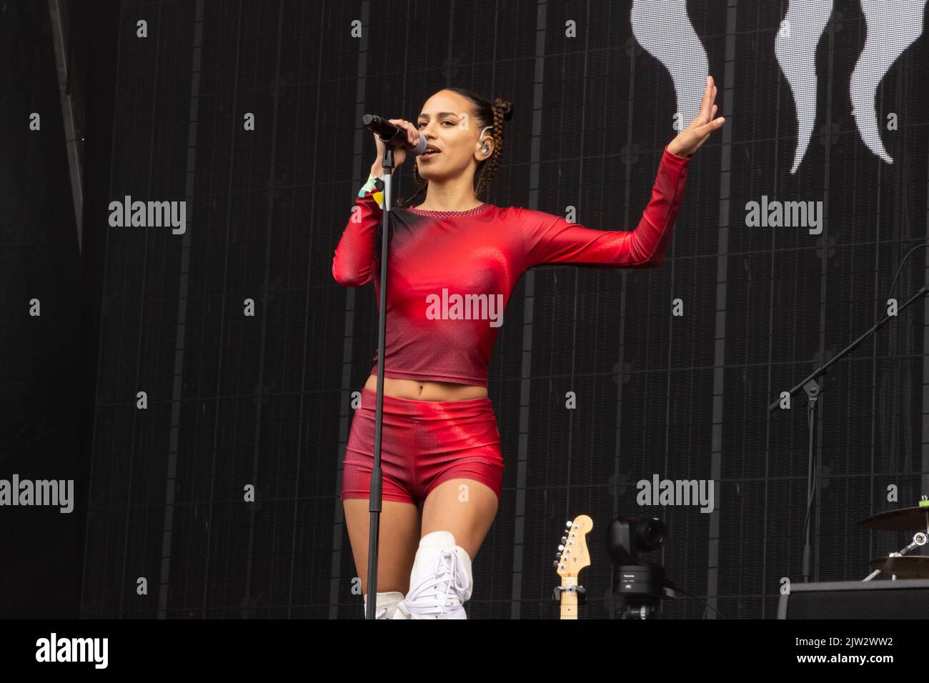 Maeve singt in einem roten Oberteil und Shorts Stockfoto