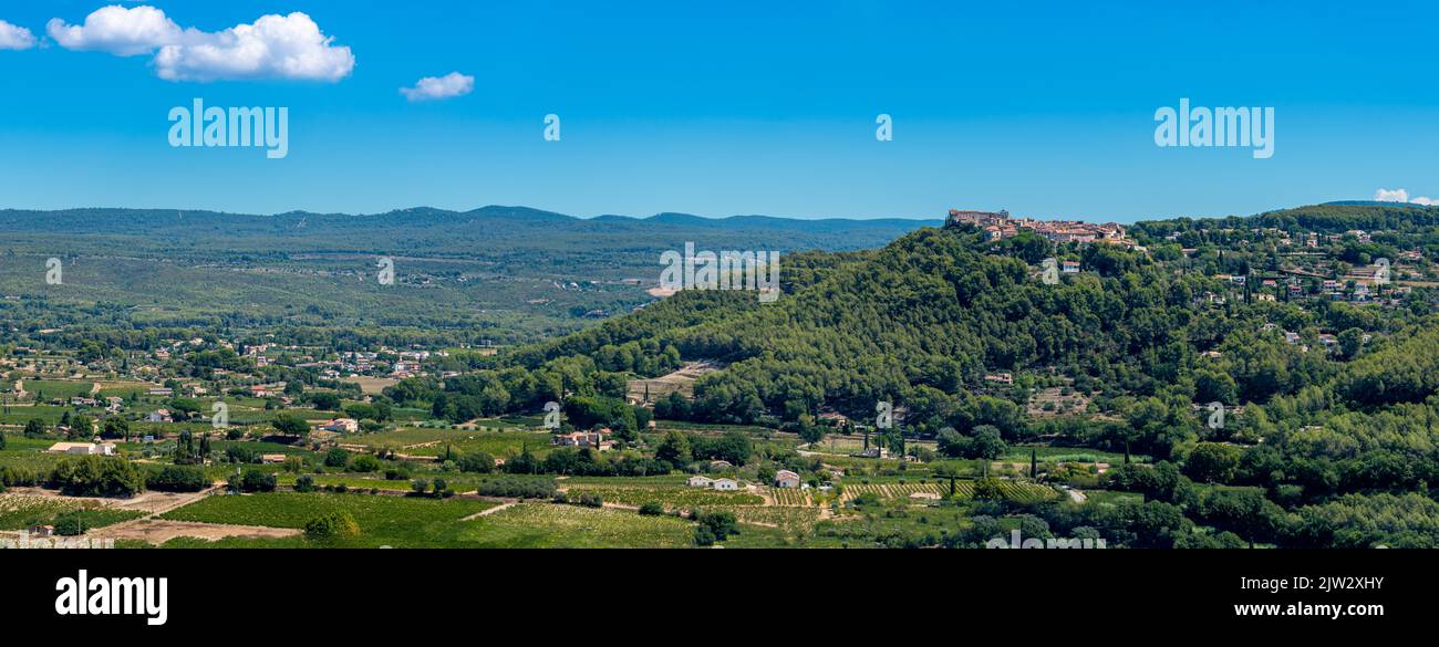 Entfernter Panoramablick auf das Dorf Le Castellet, Frankreich, auf einem Hügel mit Blick auf die umliegende Landschaft und Weinberge von Bandol gebaut Stockfoto