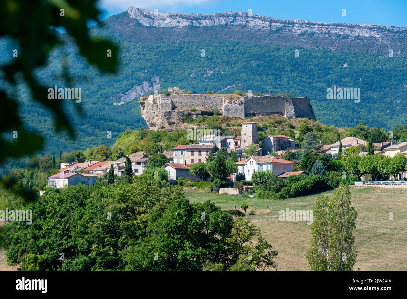 Fernsicht auf das alte Dorf Mison, Frankreich, umgeben von Hügeln, mit seiner mittelalterlichen Burg, im Departement Alpes-de-Haute-Provence gelegen Stockfoto