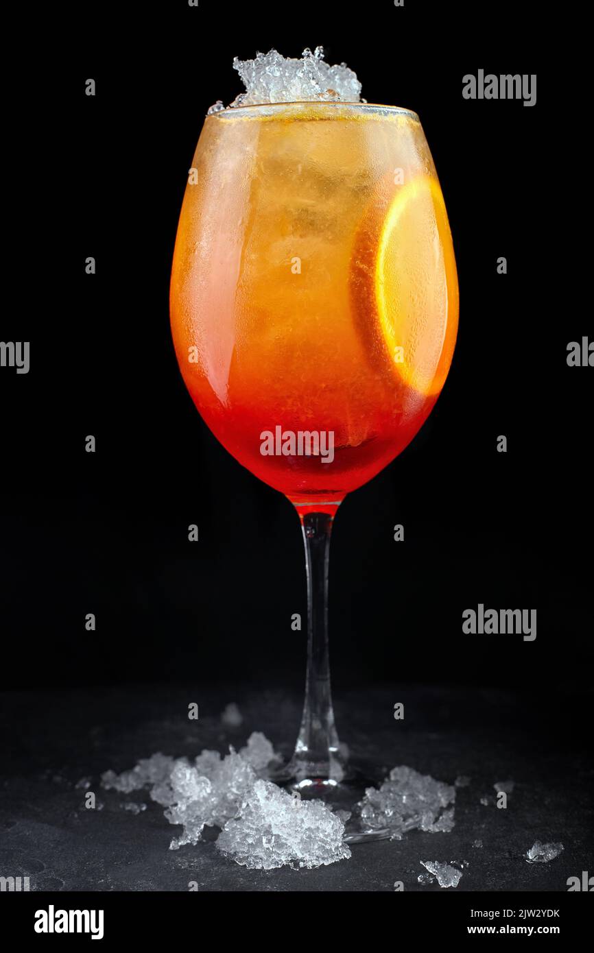 Mai Tai Cocktail auf schwarzem Hintergrund mit Eisfrappe auf grauem Beton Stockfoto