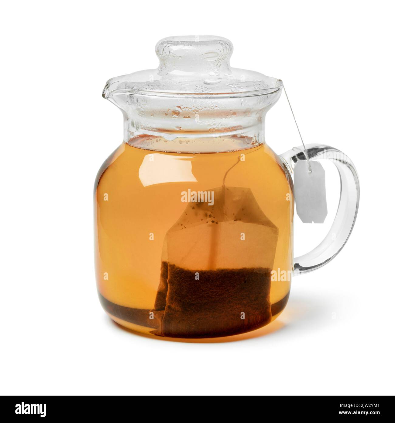 Teekocher aus Glas mit heißem Tee und einem Teebeutel auf weißem Hintergrund isoliert Stockfoto