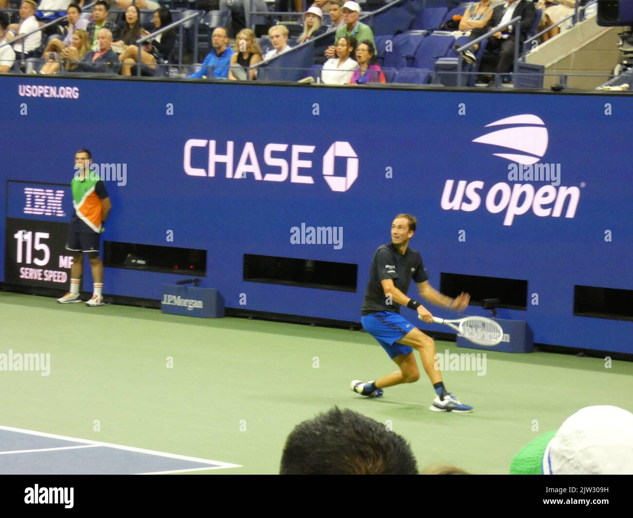 New York, USA. 03. September 2022. 2022 US Open Tennis Championship, Flushing Meadows, NY, USA. 2. September 2022. Der US Open Champion Daniil Medvedev tritt beim US Open Tennis Turnier 2022 unter neutraler Flagge an und überwindet seinen Herausforderer Wu Yibing in drei Sätzen (6-4, 6-2, 6-2), dem ersten chinesischen männlichen Konkurrenten in der Geschichte, der bei einem US Open Tennis Turnier auf 3. Runden vorrücken konnte. Medvedev Sieg positioniert ihn zu Platz gegen Top-Seed-Rivalen australischen Nick Krygios später im Turnier. Quelle: ©Julia Mineeva/EGBN TV News/Alamy Live News Quelle: Julia Mineeva/EGBN Stockfoto