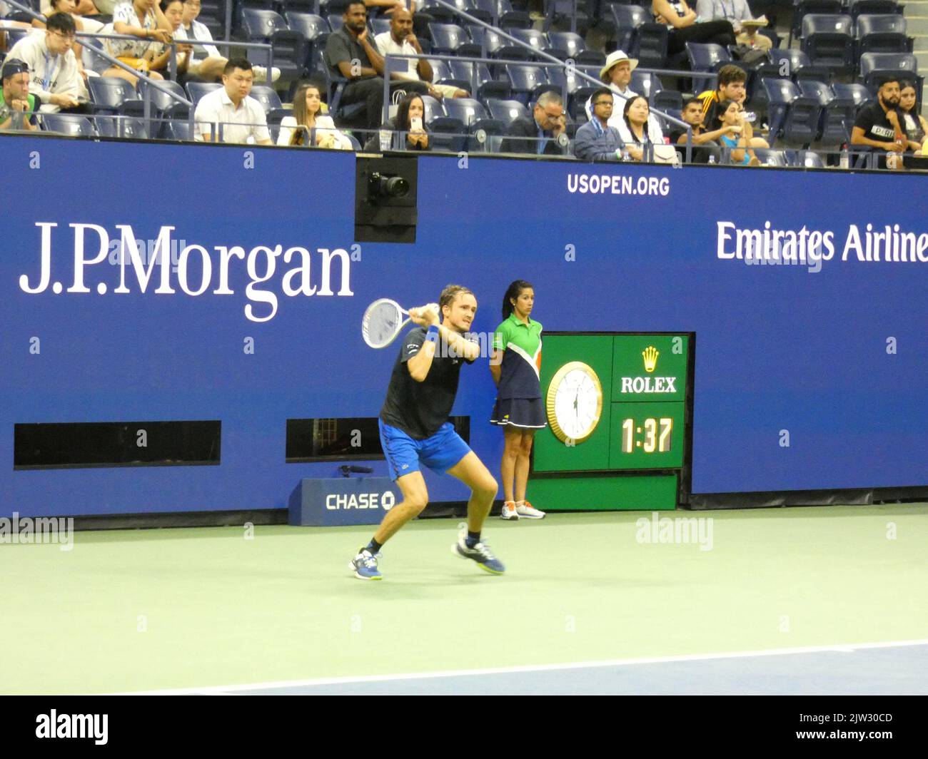 New York, USA. 03. September 2022. 2022 US Open Tennis Championship, Flushing Meadows, NY, USA. 2. September 2022. Der US Open Champion Daniil Medvedev tritt beim US Open Tennis Turnier 2022 unter neutraler Flagge an und überwindet seinen Herausforderer Wu Yibing in drei Sätzen (6-4, 6-2, 6-2), dem ersten chinesischen männlichen Konkurrenten in der Geschichte, der bei einem US Open Tennis Turnier auf 3. Runden vorrücken konnte. Medvedev Sieg positioniert ihn zu Platz gegen Top-Seed-Rivalen australischen Nick Krygios später im Turnier. Quelle: ©Julia Mineeva/EGBN TV News/Alamy Live News Quelle: Julia Mineeva/EGBN Stockfoto