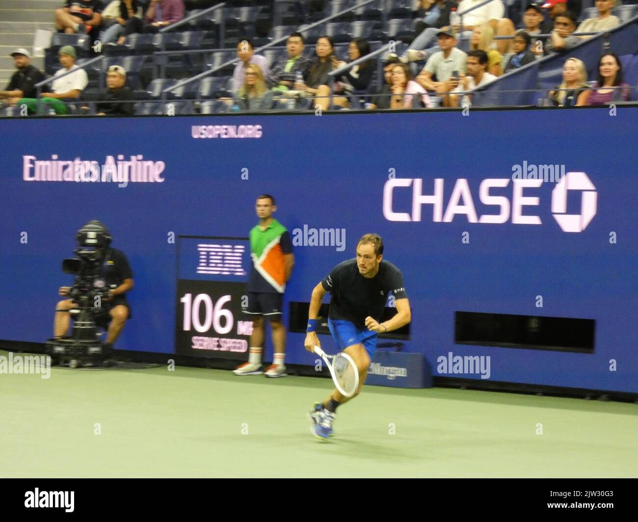 New York, USA. 03. September 2022. 2022 US Open Tennis Championship, Flushing Meadows, NY, USA. 2. September 2022. Der US Open Champion Daniil Medvedev tritt beim US Open Tennis Turnier 2022 unter neutraler Flagge an und überwindet seinen Herausforderer Wu Yibing in drei Sätzen (6-4, 6-2, 6-2), dem ersten chinesischen männlichen Konkurrenten in der Geschichte, der bei einem US Open Tennis Turnier auf 3. Runden vorrücken konnte. Medvedev Sieg positioniert ihn zu Platz gegen Top-Seed-Rivalen australischen Nick Krygios später im Turnier. Quelle: ©Julia Mineeva/EGBN TV News/Alamy Live News Quelle: Julia Mineeva/EGBN Stockfoto