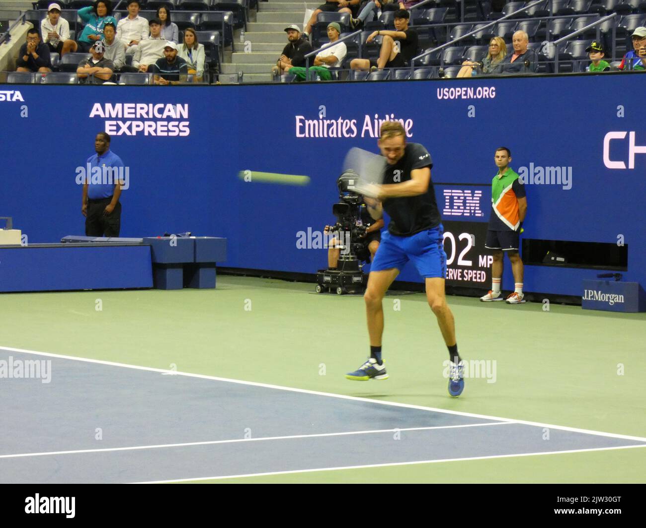 New York, USA. 03. September 2022. 2022 US Open Tennis Championship, Flushing Meadows, NY, USA. 2. September 2022. Der US Open Champion Daniil Medvedev tritt beim US Open Tennis Turnier 2022 unter neutraler Flagge an und überwindet seinen Herausforderer Wu Yibing in drei Sätzen (6-4, 6-2, 6-2), dem ersten chinesischen männlichen Konkurrenten in der Geschichte, der bei einem US Open Tennis Turnier auf 3. Runden vorrücken konnte. Medvedev Sieg positioniert ihn zu Platz gegen Top-Seed-Rivalen australischen Nick Krygios später im Turnier. Quelle: ©Julia Mineeva/EGBN TV News/Alamy Live News Quelle: Julia Mineeva/EGBN Stockfoto