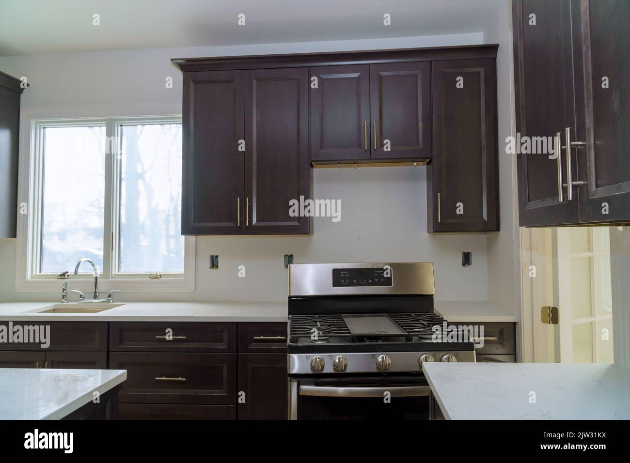 Installierte Küche Holzschränke mit Blick auf Home-Verbesserung in einer Reihe von Möbeln Stockfoto