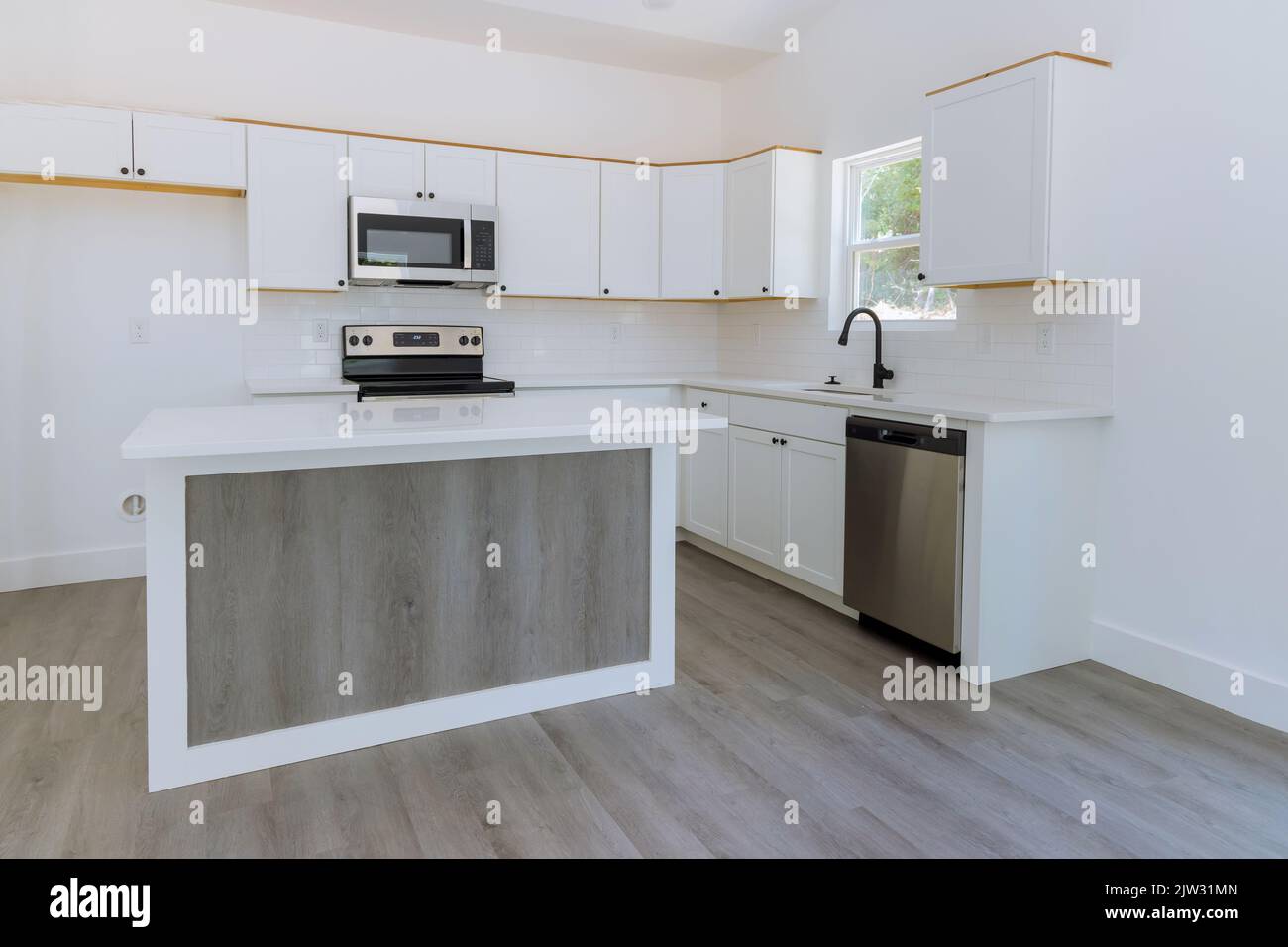 Weiße Küche Holzschränke mit Home Improvement Ansicht in einer Reihe von Möbeln installiert Stockfoto