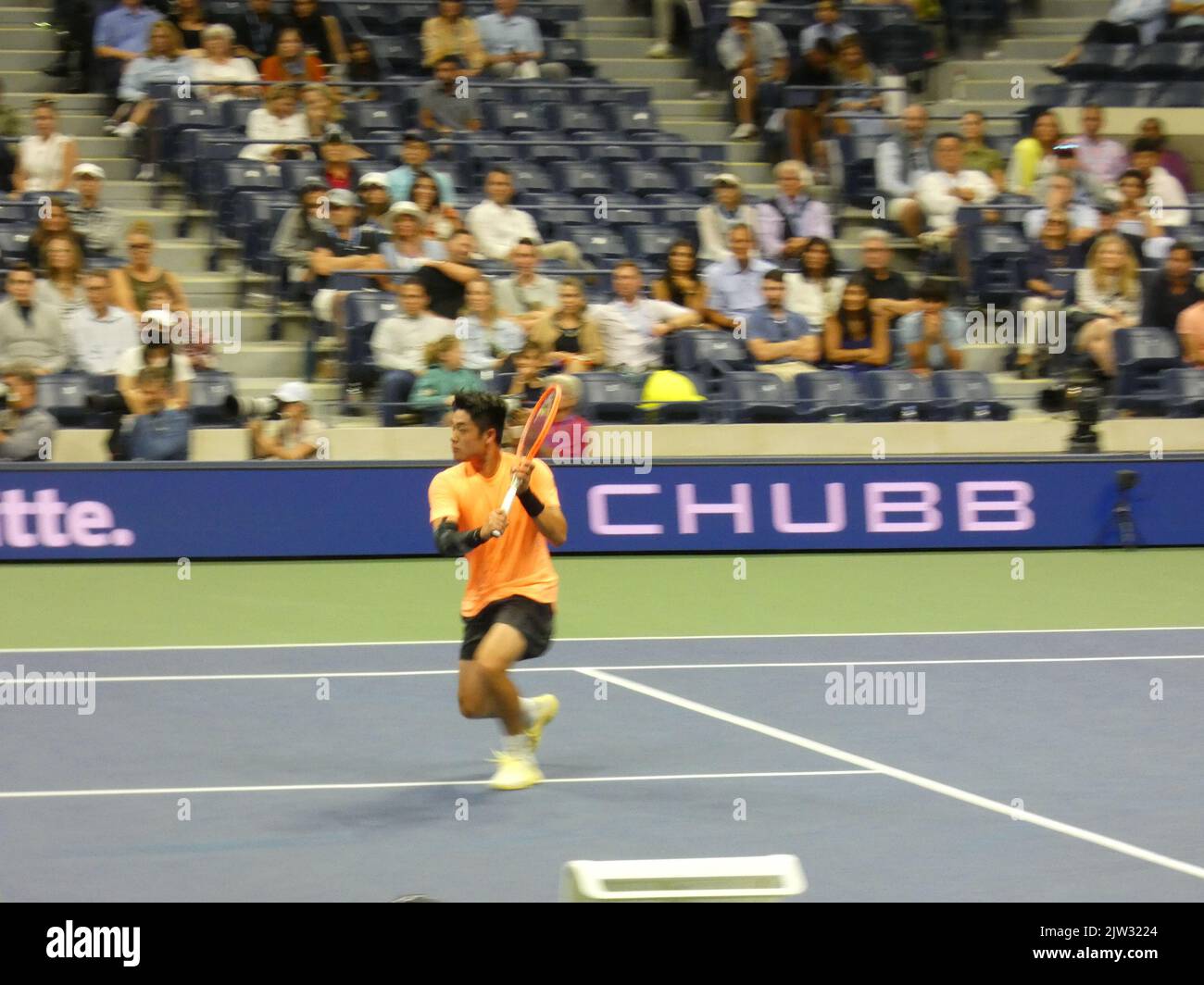 New York, USA. . 03. September 2022. 2022 US Open Tennis Championship, Flushing Meadows, NY, USA. 2. September 2022. Der Herausforderer Wu Yibing, der beim US Open Tennisturnier 2022 auftritt, scheitert daran, den 2021 verteidigenden US Open Champion Daniil Medvedev in drei Sätzen (6-4, 6-2, 6-2) aus dem Turnier zu lösen und Geschichte als erster chinesischer männlicher Tennisspieler zu schreiben, der bei einem US Open Turnier auf 3. Runden vorrücken konnte. Kredit: ©Julia Mineeva/EGBN TV News/Alamy Live News Kredit: Julia Mineeva/EGBN TV News/Alamy Live News/Alamy Live News Stockfoto