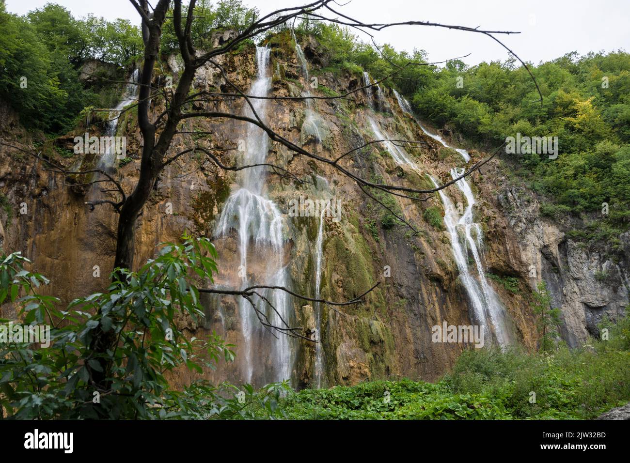 Wasser, das von den Felsen eines der vielen Wasserfälle im Nationalpark Plitvicer Seen, Kroatien, Europa, herabspritzt. Stockfoto