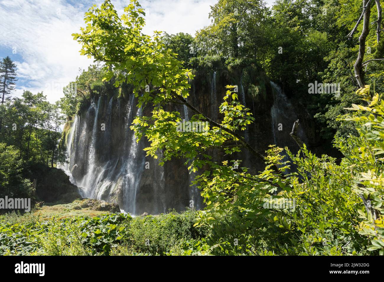Wasser, das von den Felsen eines der vielen Wasserfälle im Nationalpark Plitvicer Seen, Kroatien, Europa, herabspritzt. Stockfoto