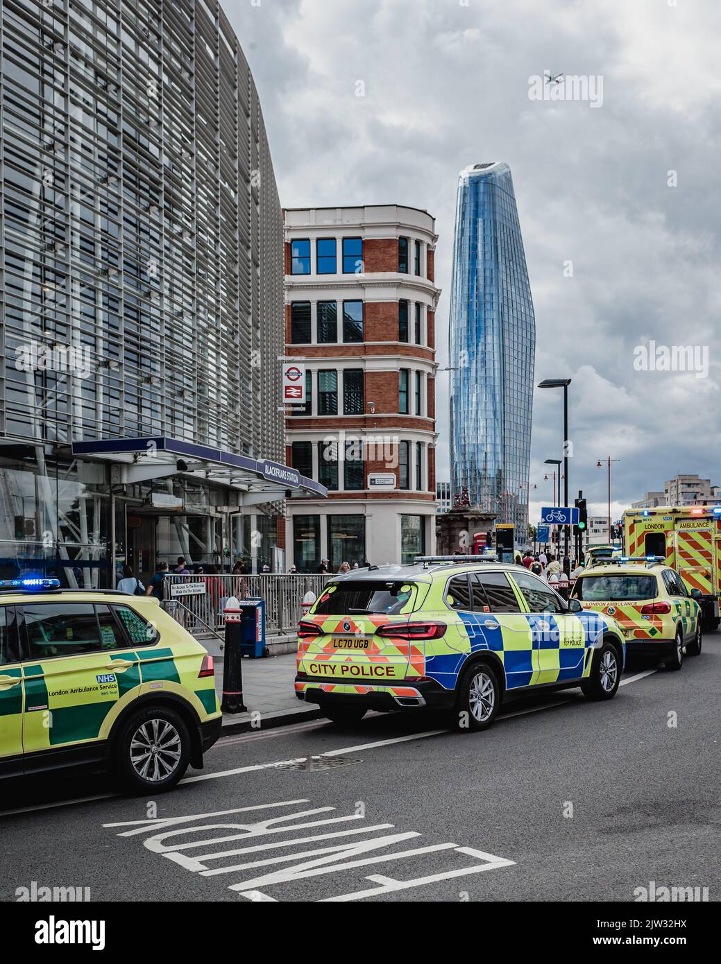 Einsatzfahrzeuge nehmen an einem Vorfall in der Blackfriars Station in London Teil. Stockfoto