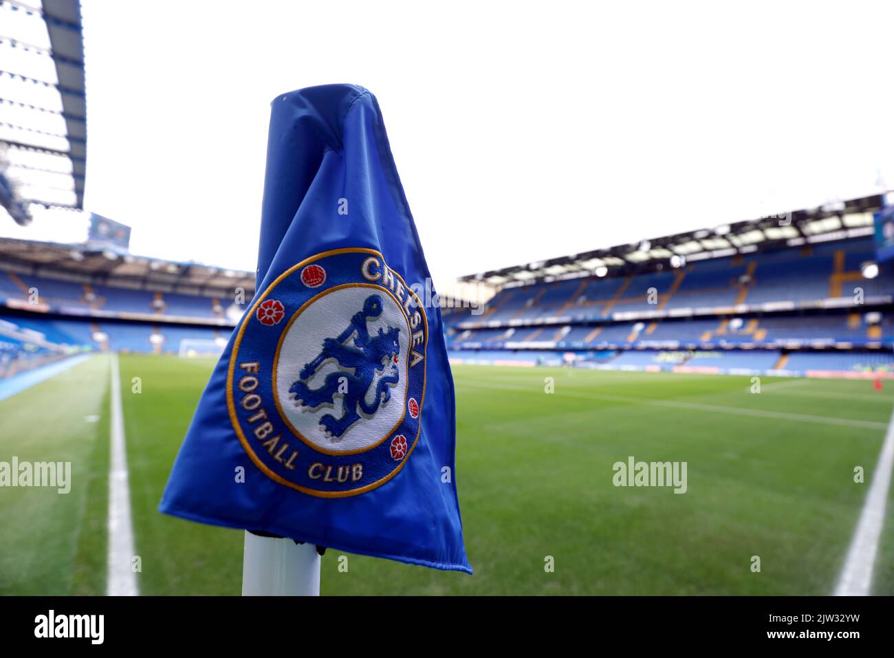 Eine Eckflagge von Chelsea vor dem Spiel der Premier League in Stamford Bridge, London. Bilddatum: Samstag, 3. September 2022. Stockfoto