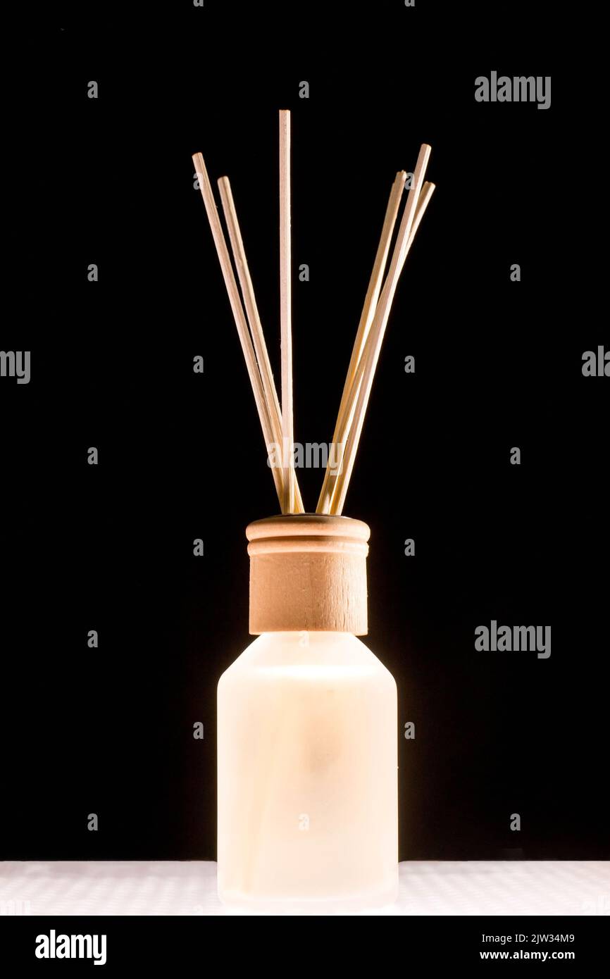 Duft für Zuhause. Aroma Diffusor Glas mit aromatischer Flüssigkeit und Bambusstäbchen. Stockfoto