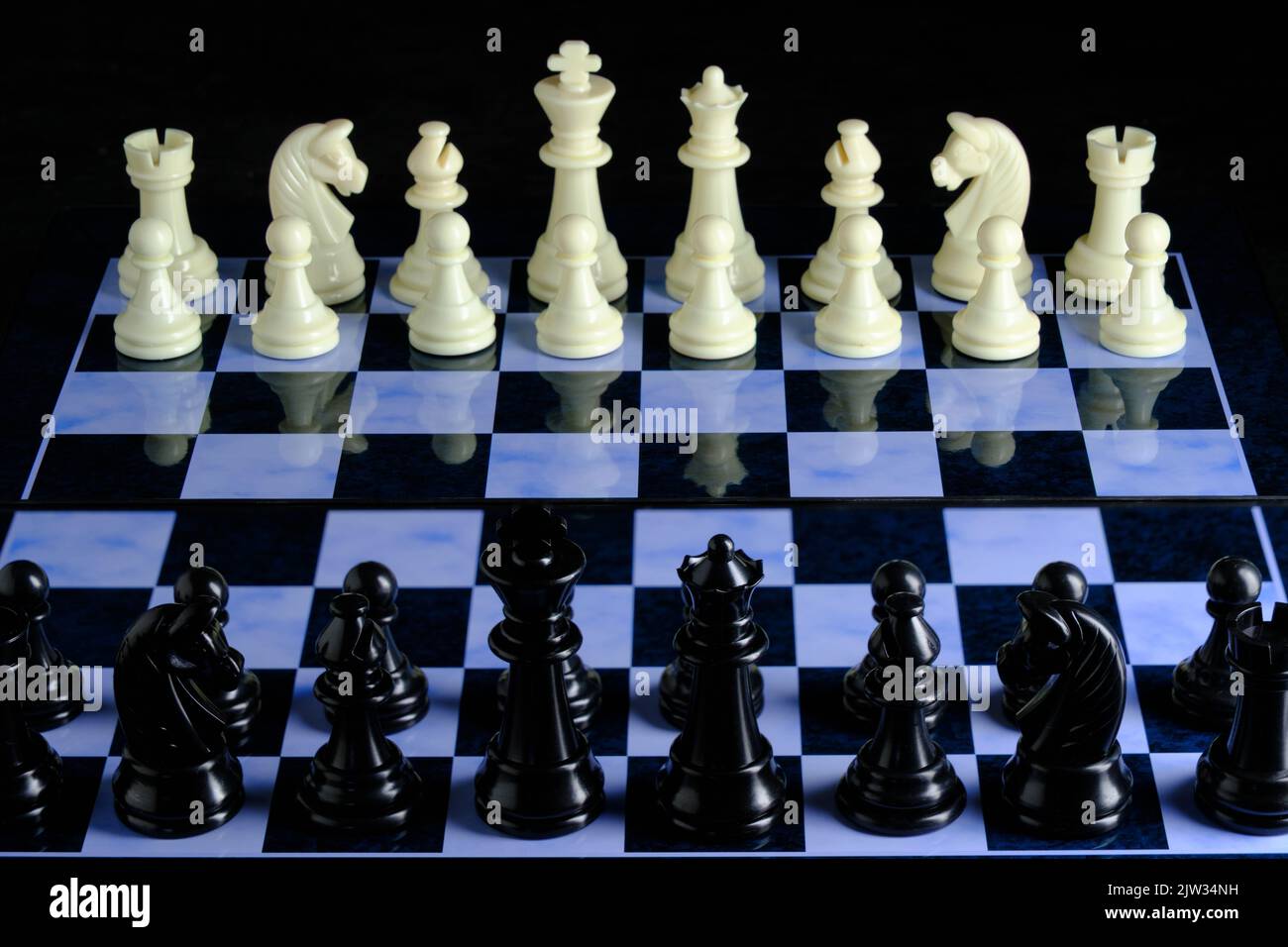 Schwarz-weiße Schachfiguren auf dem Schachbrett Stockfoto