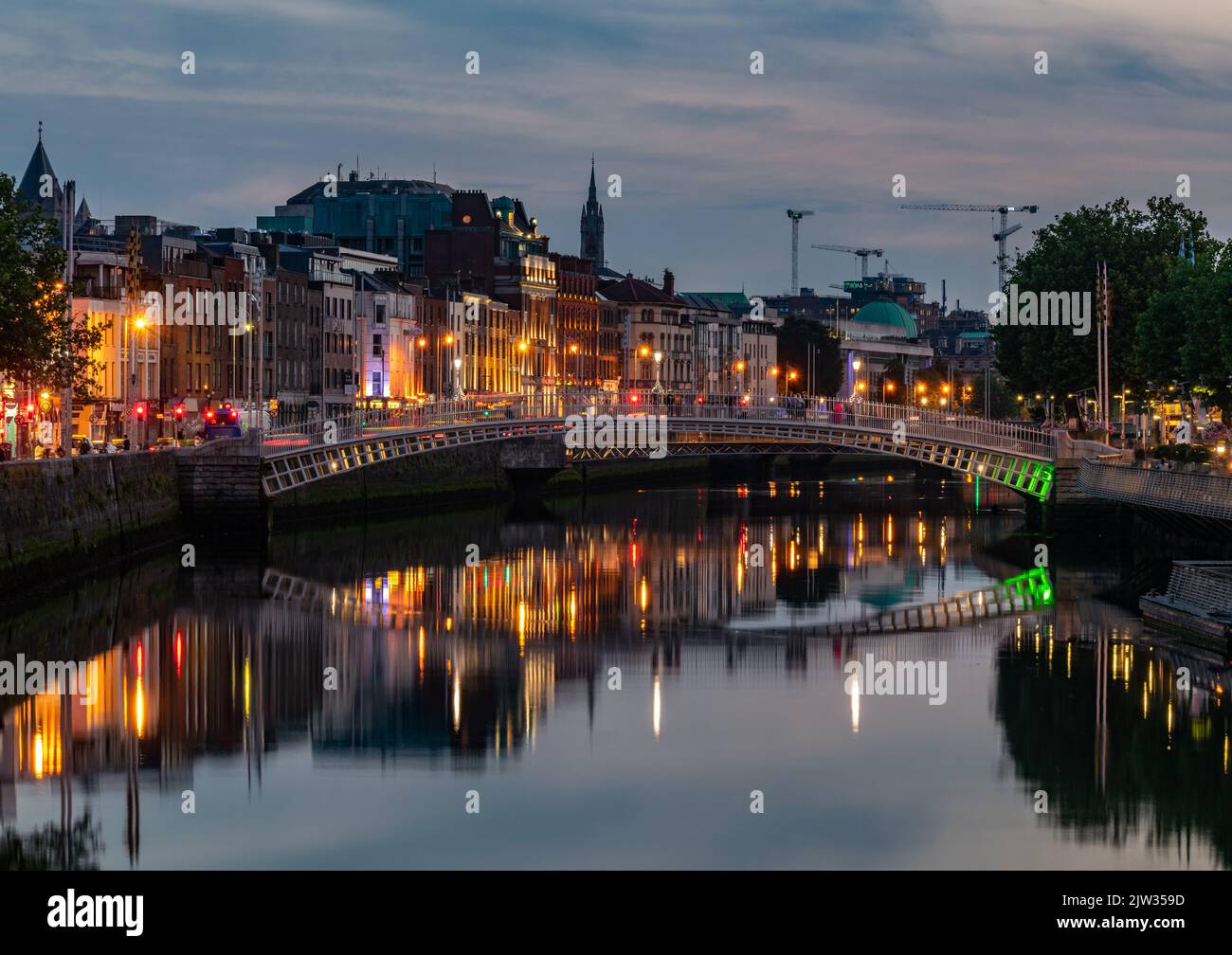 Ha'Penny Bridge Reflexion von der O'Connell Bridge Stockfoto