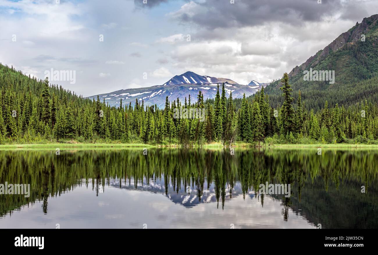 Einer der drei Seen mit einer Bergkette im Hintergrund im Denali National Park, Alaska Stockfoto