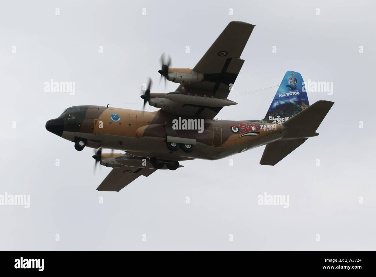 346 'Guts Airline', eine Lockheed C-130H Hercules, die von der Royal Jordanian Air Force (RJAF) betrieben wird und in RAF Fairford in Gloucestershire, England, ankommt, um an der Royal International Air Tattoo 2022 (RIAT 2022) teilzunehmen. Das Flugzeug trägt spezielle Markierungen auf dem Rumpf, um das 50.-jährige Jubiläum des Typs im RJAF-Dienst zu feiern, sowie spezielle RIAT 2022-Heckbilder, die die lange Assoziation der Streitkräfte mit dem Tattoo darstellen, Stockfoto