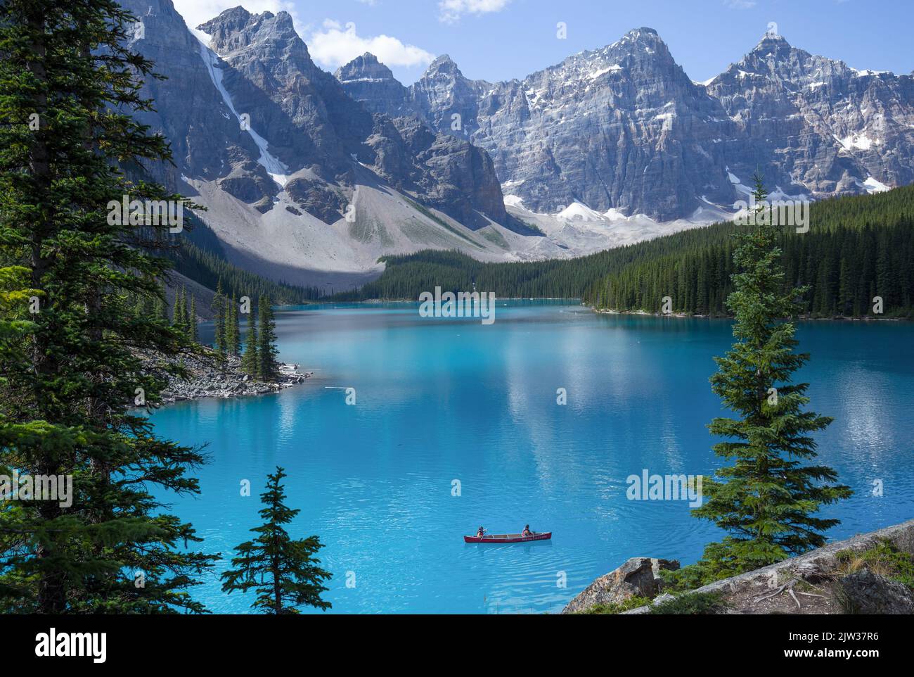 Moraine Lake mit smaragdgrüner Farbe im spektakulären Valley of the Ten Peaks im Rocky Mountains Banff National Park in Kanada. Stockfoto