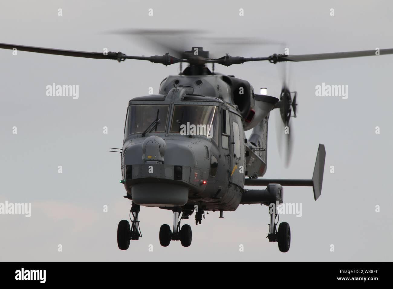 ZZ377, eine von der Royal Navy betriebene AgustaWestland Wildcat HMA2, die in RAF Fairford in Gloucestershire, England, ankommt, um an der Royal International Air Tattoo 2022 (RIAT 2022) teilzunehmen. Stockfoto