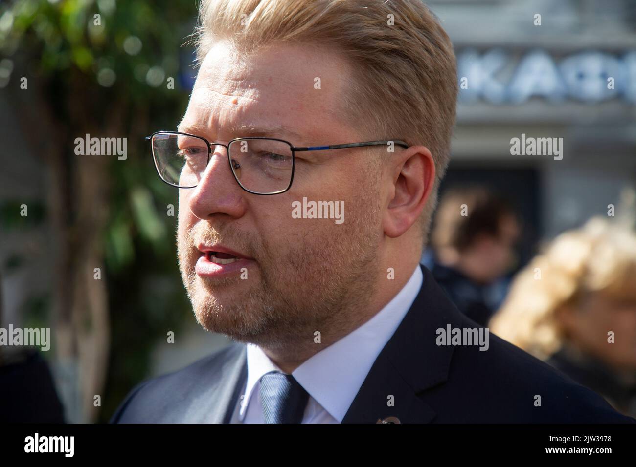 Moskau, Russland. 3.. September 2022. Nikolai Rybakow, Vorsitzender der Partei Jabloko, ist vor dem Säulensaal des Gewerkschaftshauses zu sehen, wo in Moskau, Russland, ein Gedenkgottesdienst für Michail Gorbatschow abgehalten wird. Nikolay Vinokurov/Alamy Live News Stockfoto