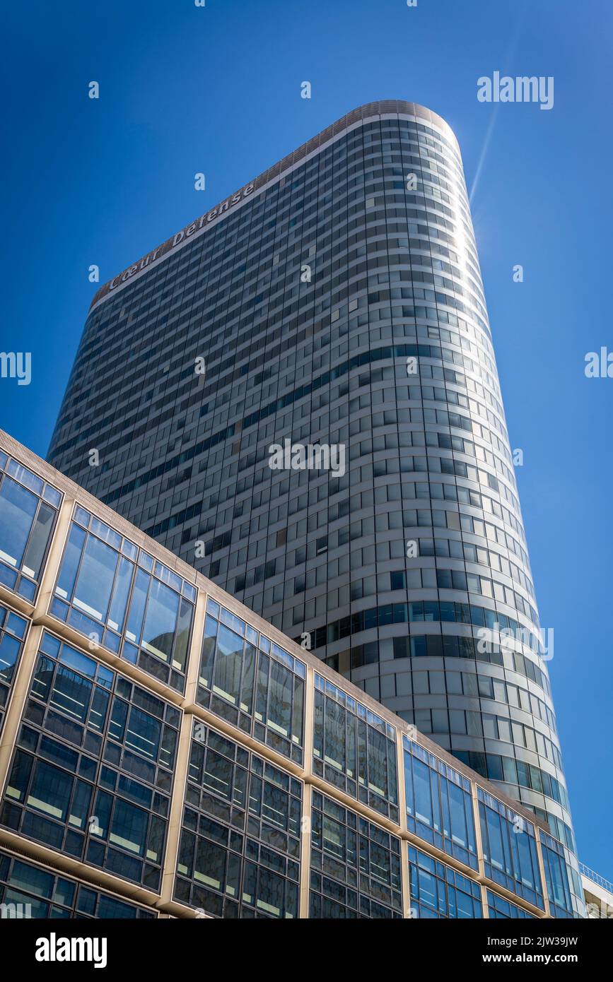 Der Wolkenkratzer von Coeur Défense, Europas größter Bürokomplex, La Defense, ein großes Geschäftsviertel, das 3 Kilometer westlich der Stadtgrenze von Paris liegt Stockfoto