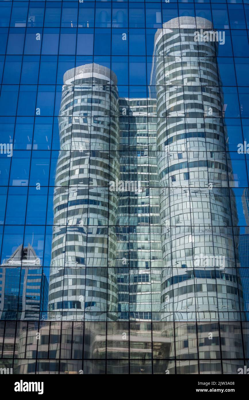 Der Wolkenkratzer von Coeur Défense spiegelt sich in einem anderen Gebäude wider, La Defense, einem großen Geschäftsviertel, das 3 Kilometer westlich der Stadtgrenze von Paris, F, liegt Stockfoto