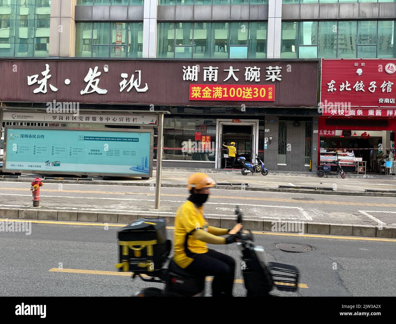 SHENZHEN, CHINA - 3. SEPTEMBER 2022 - Ein Kurier fährt auf einer Straße in Shenzhen, Provinz Guangdong, China, 3. September 2022. Die Stadt Shenzhen ist der Sturm Stockfoto