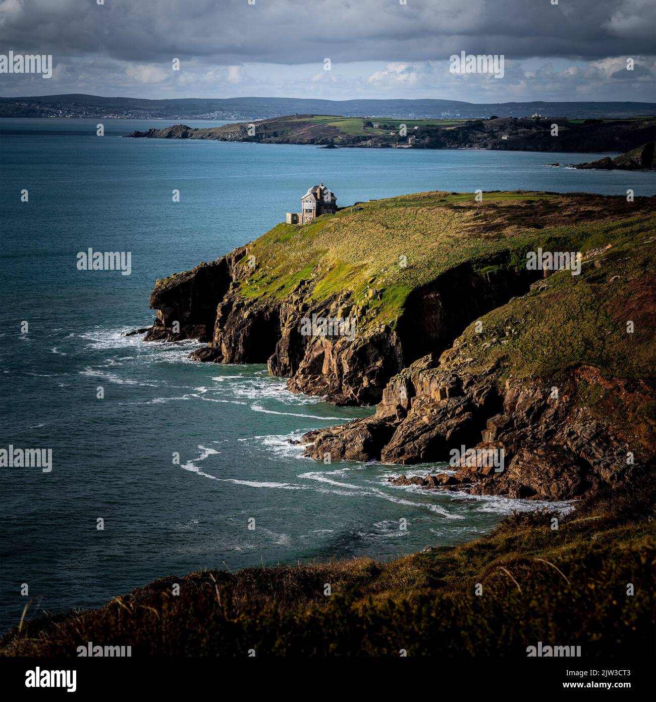 Erkunden Sie die alte Mine von Rinsey Cornwall. Atemberaubende Aussicht über die Klippen und aufs Meer. Stockfoto