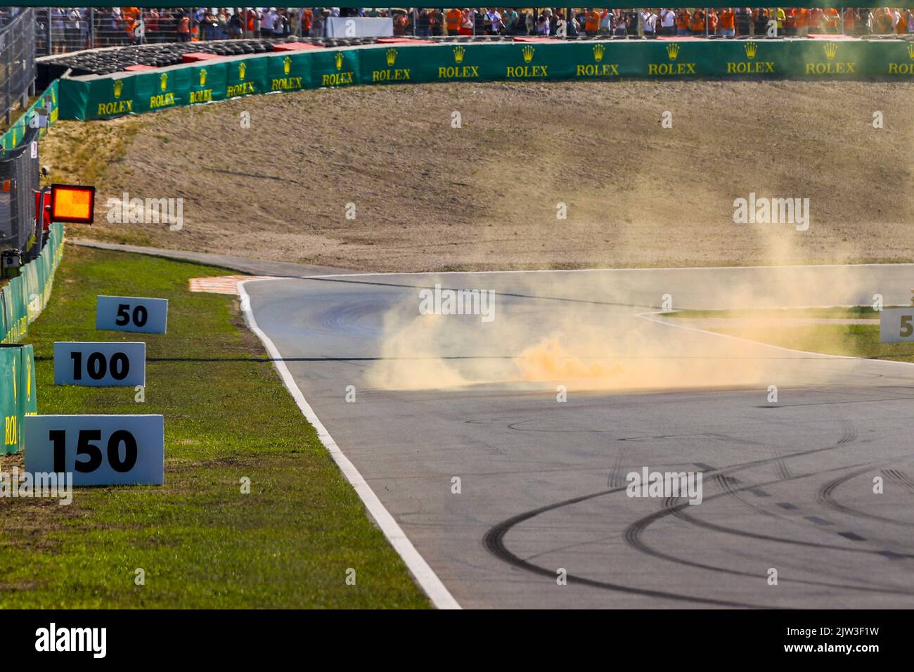 ZANDVOORT - Rote Flagge, wenn während des Qualifyings vor dem Großen Preis der Niederlande F1 auf dem Circuit van Zandvoort am 3. September 2022 in Zandvoort, Niederlande, eine orangefarbene Fackel auf die Strecke geworfen wird. ANP SEM VAN DER WAL Stockfoto