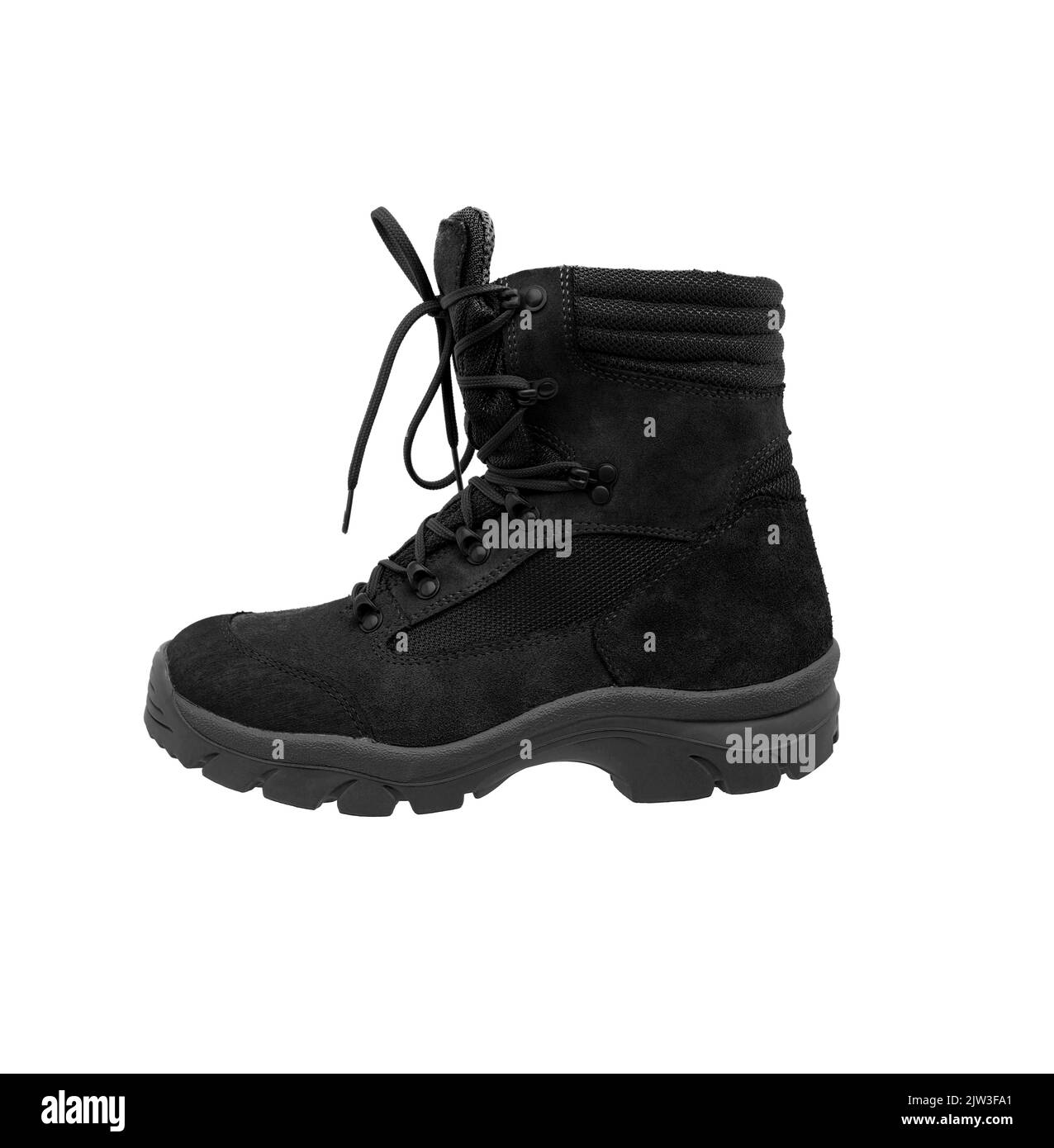 Moderne Kampfstiefel der Armee. Neue Schuhe in Wüstenbeige. Isolieren auf weißem Hintergrund. Stockfoto