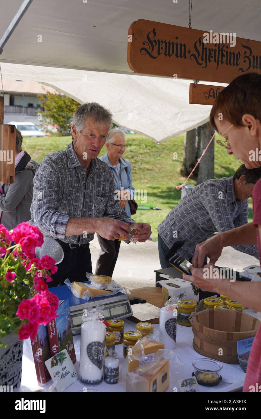 Reidenbach, Boltigen, Schweiz, 3.. September 2022. Lokale Bauern bieten ihre Produkte auf dem Bauernmarkt Boltigen an. Armin Berger/Alamy Live News Stockfoto