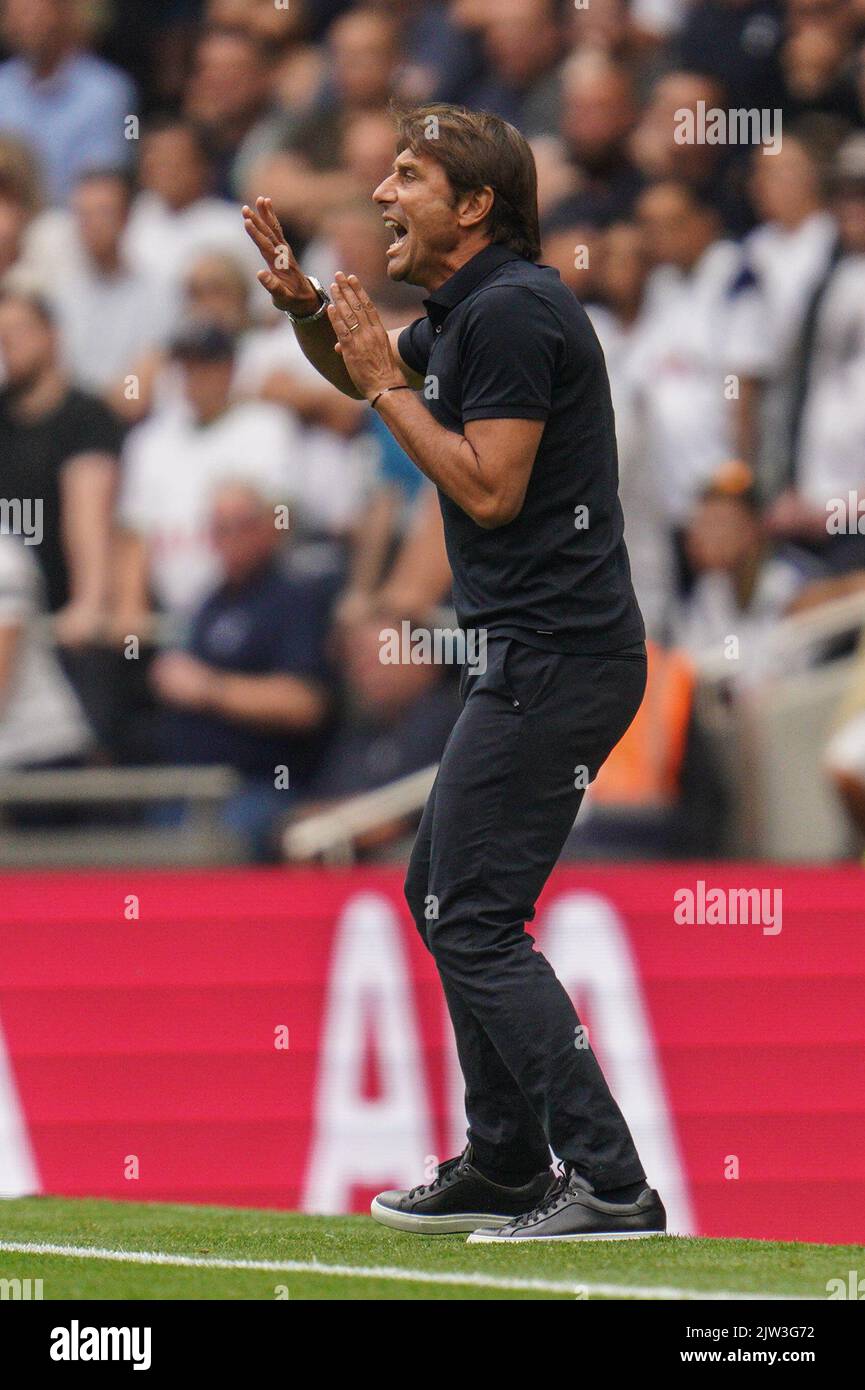 Antonio Conte-Manager von Tottenham Hotspur reagiert während des Premier-League-Spiels Tottenham Hotspur gegen Fulham im Tottenham Hotspur Stadium, London, Großbritannien, 3.. September 2022 (Foto: Richard Washbrooke/News Images) Stockfoto