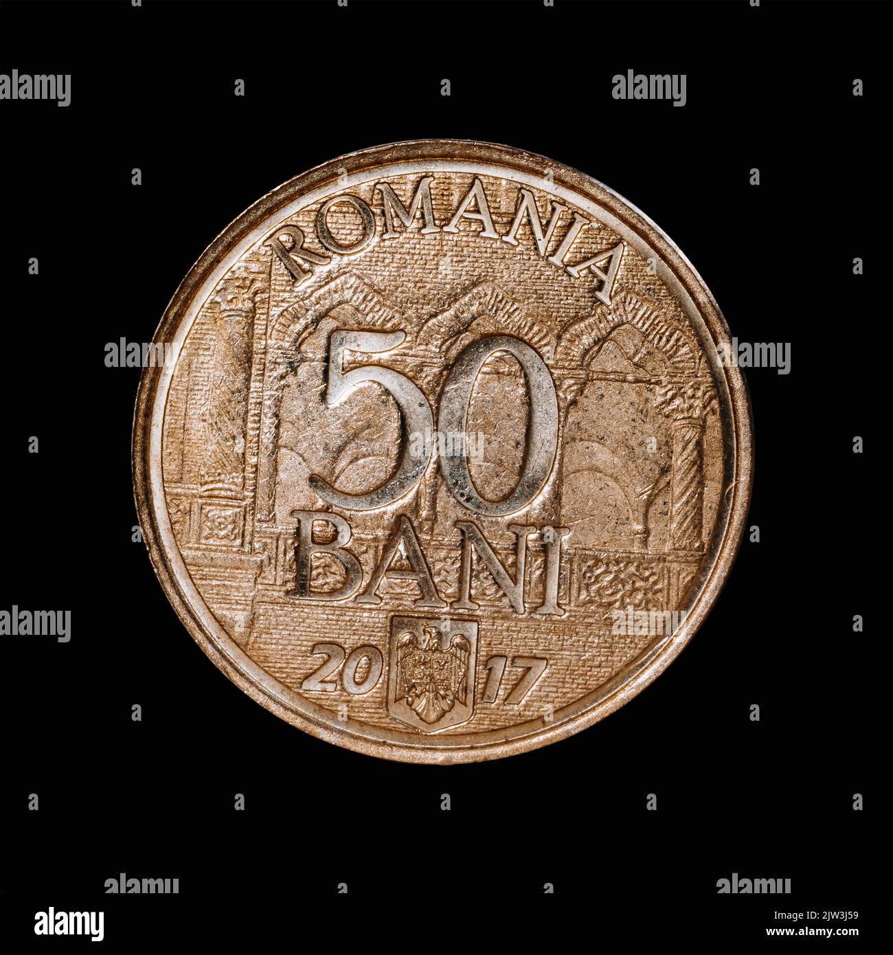 Eine Nahaufnahme einer rumänischen Bani-Münze aus dem Jahr 50 von 2017, isoliert auf schwarzem Hintergrund Stockfoto