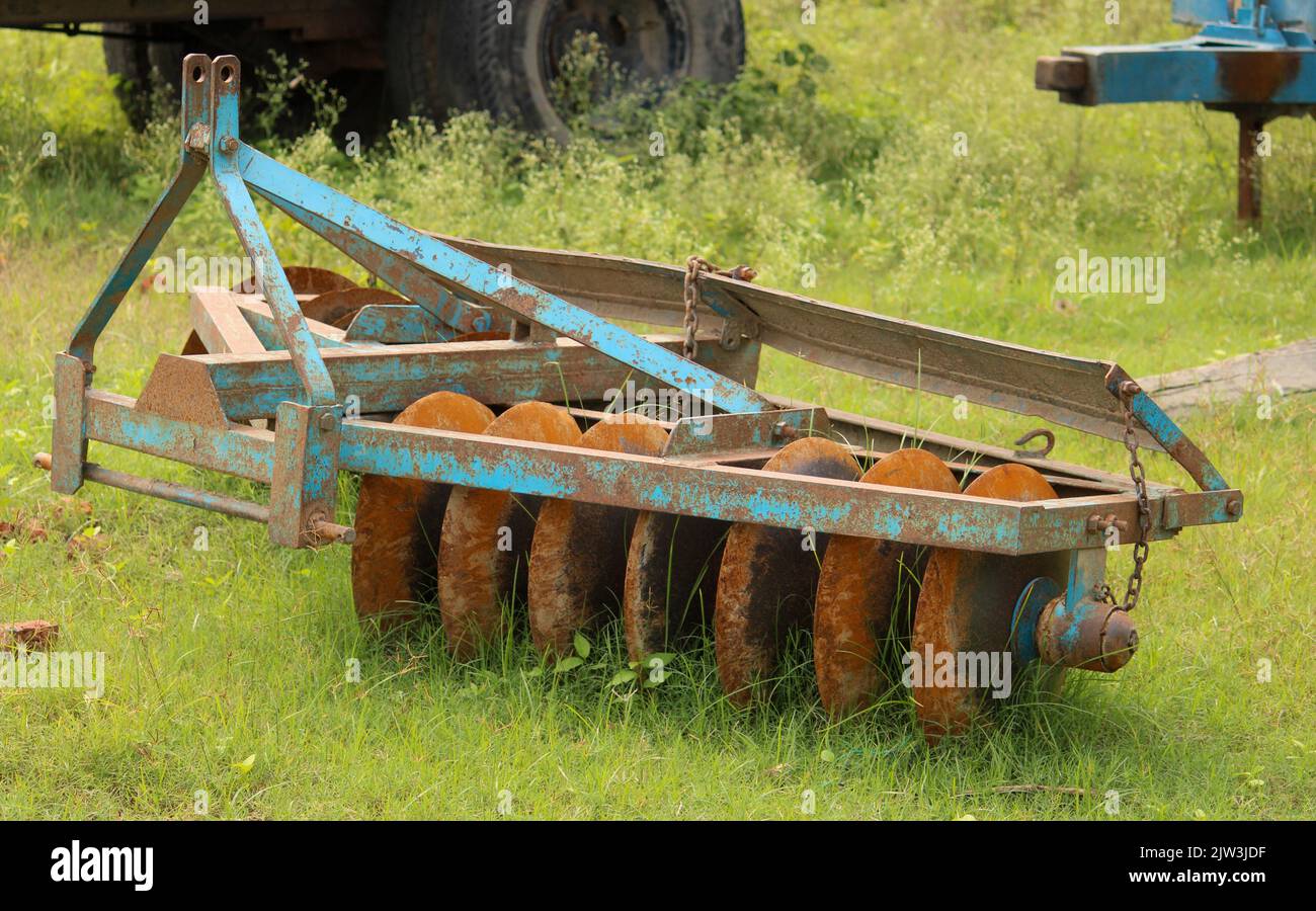 Die Scheibenegge ist ein landwirtschaftliches Werkzeug, das für die Bodenbearbeitung verwendet wird. Stockfoto