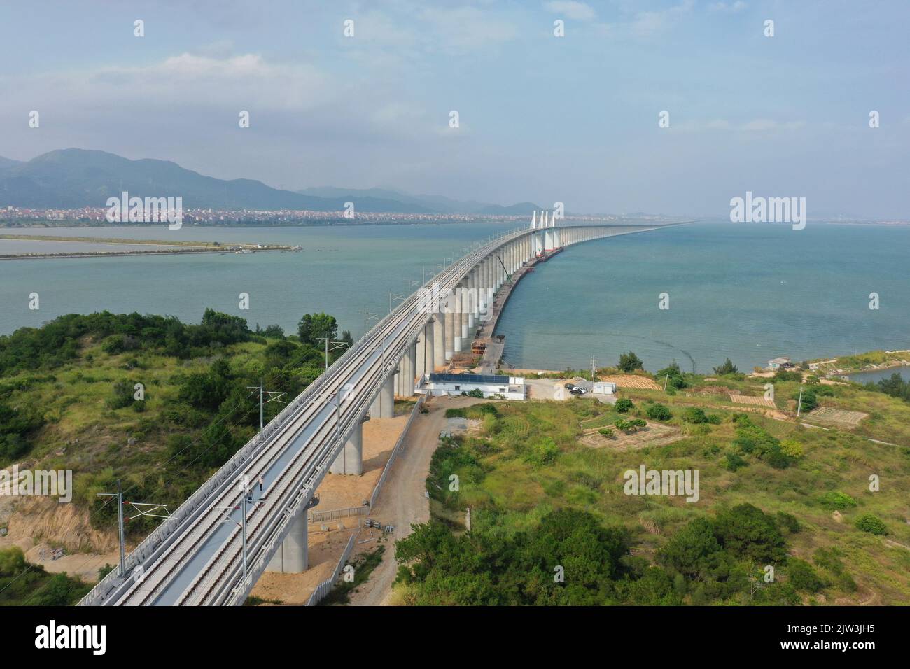 Xiamen. 1. September 2022. Das Luftfoto vom 1. September 2022 zeigt die Querbrücke der Meizhou Bay, ein Teil der Hochgeschwindigkeitsstrecke Fuzhou-Xiamen, in der südöstlichen Provinz Fujian in China. Mit einer Geschwindigkeit von 350 km/h soll die 277 km lange Hochgeschwindigkeitsbahn Fuzhou-Xiamen die Fahrzeit von der Provinzhauptstadt Fuzhou zur Touristenattraktion Xiamen innerhalb einer Stunde verkürzen. Quelle: Lin Shanchuan/Xinhua/Alamy Live News Stockfoto