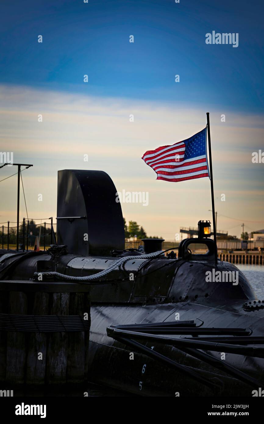 Eine amerikanische Flagge weht im Wind auf dem Heck der USS Cobia, einem U-Boot aus dem Weltkrieg, das jetzt Teil des Wisconsin Maritime Museum in Manitowoc, Wiscon ist Stockfoto