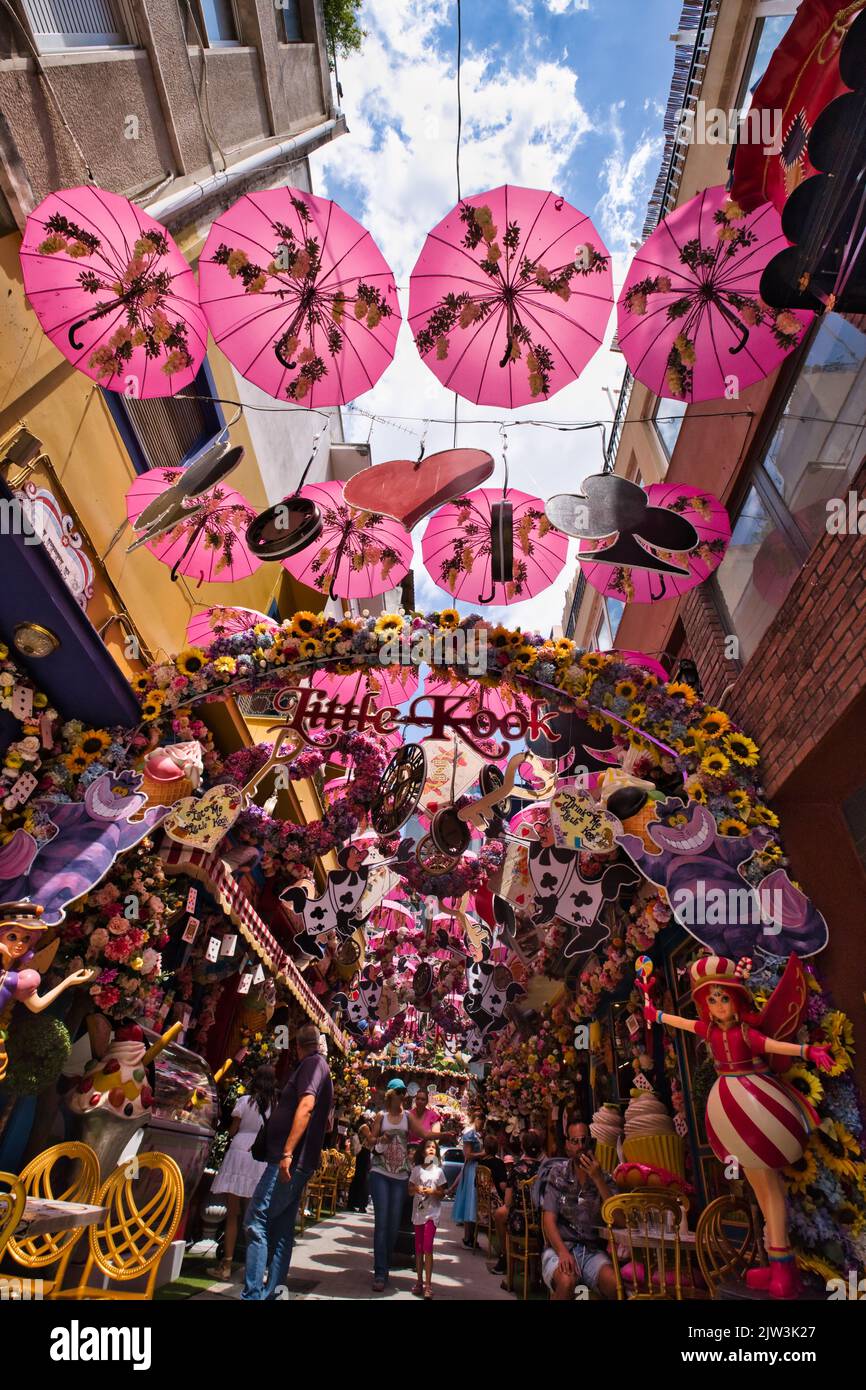 Blick auf eine Straße Alice im Wunderland in Athen Stockfoto
